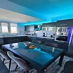 Golden Bay Deluxe شقة *