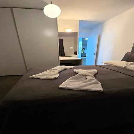 Golden Bay Deluxe Apartment