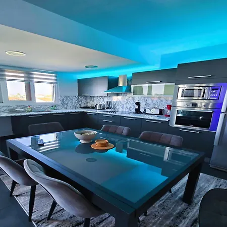 Golden Bay Deluxe Apartment *