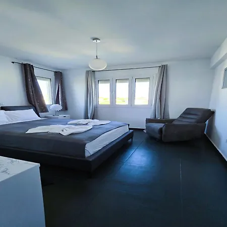 Golden Bay Deluxe Apartment