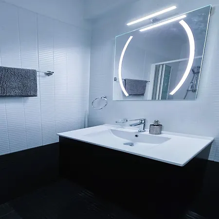 Golden Bay Deluxe Apartment