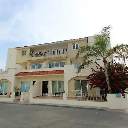 Golden Bay Deluxe Apartment